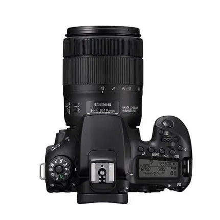 Canon EOS 90D con objetivo Canon EF-S 18-135mm f/3.5-5.6 IS USM